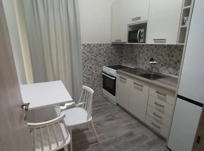 Hara In Front Of The בית נופש *